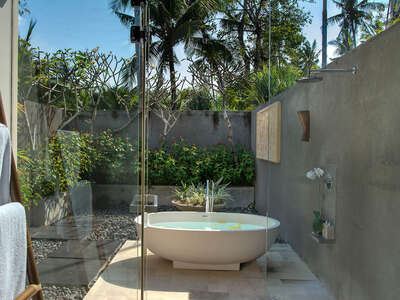 Seseh 1 | Courtyard shower and tub