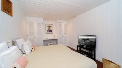 Bedroom 2: On the lower level. King size bed, air conditioning, dressing, safe. Ensuite bathroo