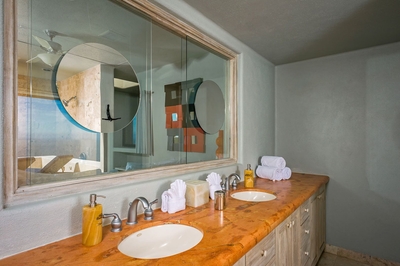 Double mirrors and double sinks allow everyone to have enough time to get ready