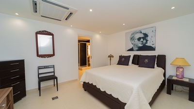 Bedroom 5: On the basement. Queen size bed, air conditioning, Sonos, mini bar. Ensuite bathroom with