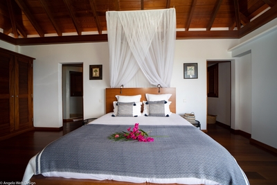 Master Bedroom: Access to the private terrace, swimming pool, ocean view and green hills. 