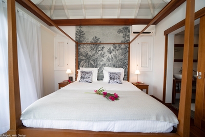 Bedroom 3: View of the tropical environment and the ocean with access to the private terrace. King