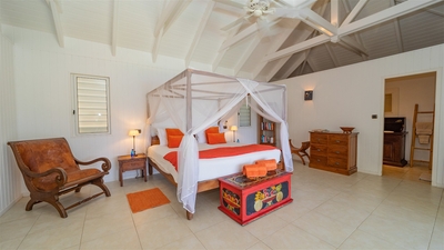Bedroom: King size bed, air conditioning, HD-TV, dressing room, safe, WIFI. Private bathroom with sh