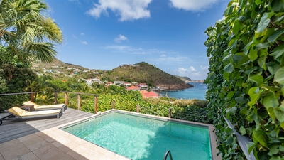 Pool & Terrace: Nice pool, terrace with deck chairs and loungers. Beautiful views over the bay. 