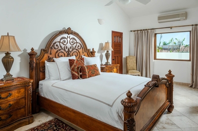4 out of the 5 bright & open bedrooms at Casa Paraiso come with luxurious King size beds