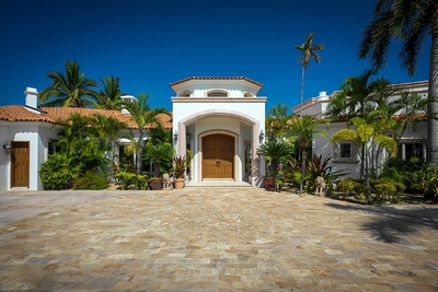 Be greeted by the tall arched doorway and brightly colored foliage when you first reach Casa Paraiso