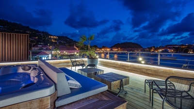 By Night: Chic lighting from the spacious terrace. Charming atmosphere that invites calm and relaxat