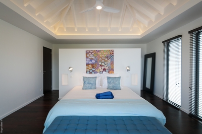 Master Bedroom: Connected to the living room and overlooking the ocean. King size bed, air condition