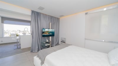 Bedroom 1: On the main level. Queen size bed, air conditioning, HD-TV. Ensuite bathroom with do