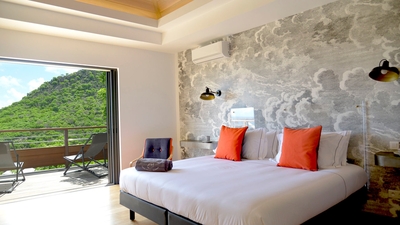 Bedroom 1: King size bed, separable into two single beds, air conditioning, adjoining bathroom, ceil