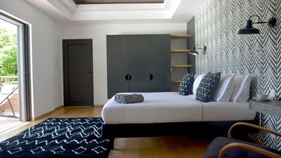 Bedroom 4: King size bed, separable into two single beds, air conditioning, adjoining bathroom, ceil