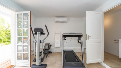 Fitness Room: Air conditioning, HD-TV, treadmill, step machine. 
