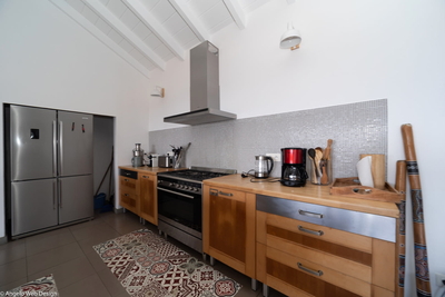 Kitchen & Dining Area: Modern kitchen equipped with a breakfast bar, electric oven, gas stove, fridg