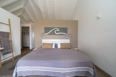 Bedroom 1: Queen size bed, air-conditioning. Ensuite bathroom with rain shower and regular shower he