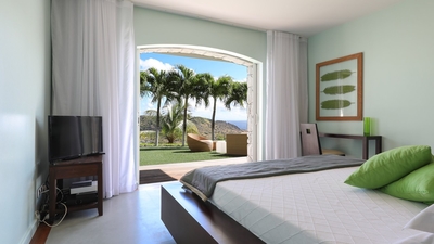 Bedroom 3: Located on the lower level with access to the terrace and ocean view. King size bed, air 