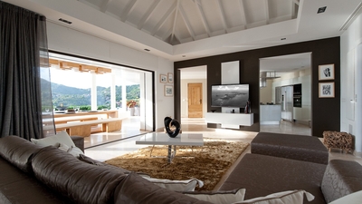 Living Area: HD-TV, Blu-Ray-DVD Player, Dish Network, iPod dock, WiFi, Bose system. 