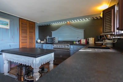 Kitchen: Fully equipped for gourmet, with large windows, pass-through window and bar, close to the p