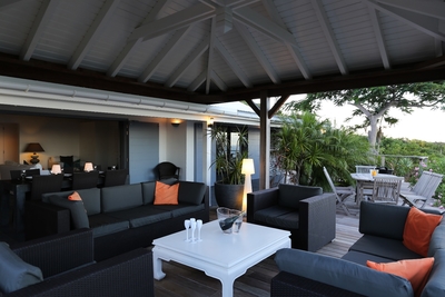 Lounge & Outdoor Dining Area
