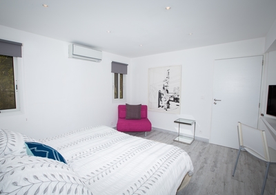 Bedroom 2: Queen size bed, air conditioning, flat screen television. The bedroom opens onto the livi