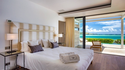 Bedroom 2: Located on the main level. Ocean view. King size bed, wardrobe, safe, HD-TV, Apple T