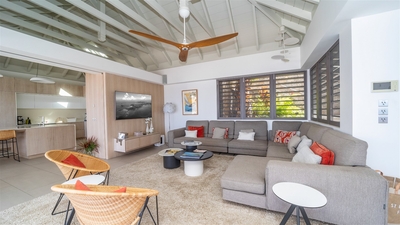 Living Area: HD-TV with American satellite, Apple TV, sofas, ceiling fans.Ocean View.