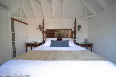 Bedroom 1: Double four poster bed, air-conditioned, TV, safe, BOSE sound system, ensuite b