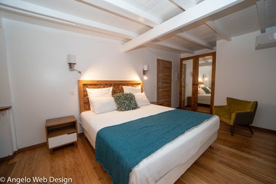 Bedroom 3: Double four poster bed, air-conditioned, TV, safe, BOSE sound system, ensuite bathroom wi