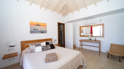 Bedroom 1: Pool and ocean view, queen size bed, air conditioning, WIFI, flat screen TV with French s