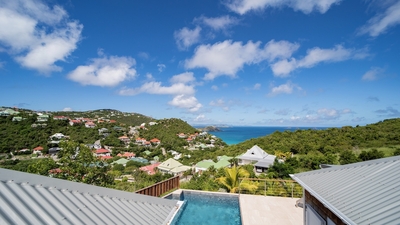 Outdoor: Spectacular views of the ocean, the lush tropical environment, the hills and islets of Four