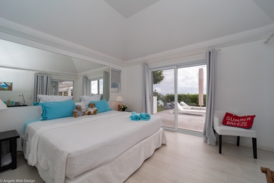 Bedroom 2: Located right next to the first bedroom. View on the terrace, the pool and the ocean. Kin