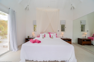Bedroom 3: Located in a separate building. View on the terrace, the pool and the ocean. King size be
