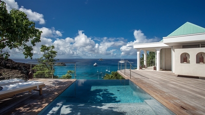 Pool & Terrace: Beautiful pool facing the panoramic views, nice terrace with deckchairs. Gas ba