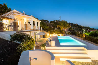 Luxury Villa Photo #23