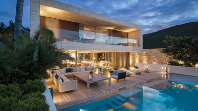 By Night: Modern and chic outdoor lightings.
 