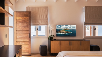 Bedroom 1: King size bed, air conditioning, HD-TV, Apple TV, safe, dressing room.En-suite bathroom, 
