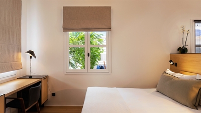 Bedroom 2: King size bed, air conditioning, HD-TV, Apple TV, safe, dressing room.En-suite bathroom, 