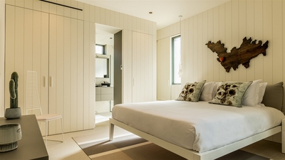 Bedroom 3: King size bed, air conditioning, HD-TV, Apple TV, safe, dressing room. En-suite bathroom,