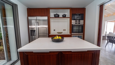 Kitchen & Dining Area: Fully equipped kitchen with electric oven, ceramic hob, microwave, fridge and