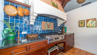 Kitchen & Dining Area: Fully equipped kitchen, electric oven and gas stove, microwave, toaster, Nesp