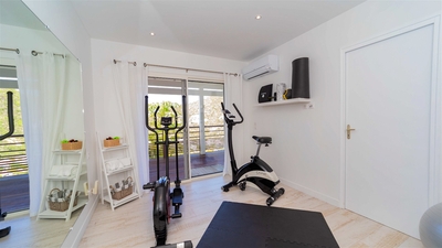 Fitness Area: Air conditonned room, with a threadmill. 