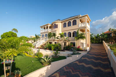 Luxury Villa Photo #4