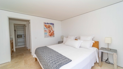 Bedroom 3: On the lower level. King size bed, air-conditioning, HD-TV. Ensuite bathroom, hair d