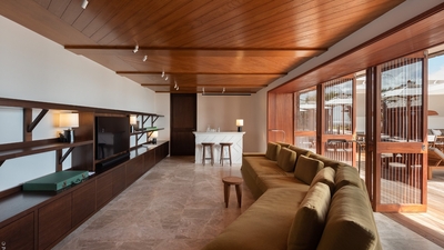 Lounge Room: On the main level, opening onto the terrace. Air-conditionning, HD-TV, Dish Network and