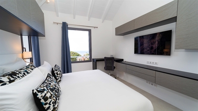 Bedroom 2: King size bed, air conditioning, HD-TV, safe, dressing room. En-suite bathroom, rain show