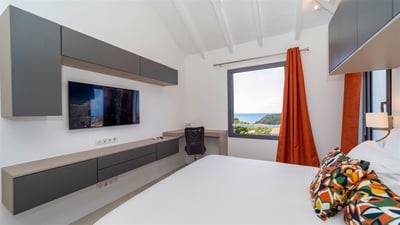 Bedroom 3: King size bed, air conditioning, HD-TV, safe, dressing room. En-suite bathroom, rain show