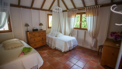 Bedroom 2: King size bed or 2 single beds, air conditioning, safe, dressing room, bathroom with regu