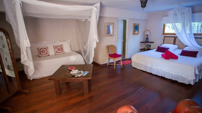 Bedroom 4: King size bed, 1 single bed, air conditioning, safe, dressing room, bathroom with regular