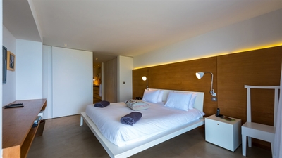 Bedroom 1: Main level. King-size bed, air conditioning, HD-TV with french channels, dressing room, s