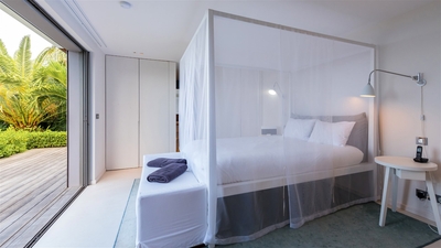 Bedroom 4: On the lower level. King-size bed, air conditioning, HD-TV with French channels, dre