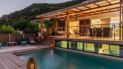 By Night: Modern and chic outdoor lightings.